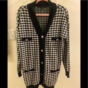 Houndstooth sweater. 3/4 length, functional front buttons, faux pockets. Sz M/L